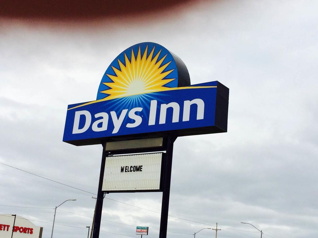 Days Inn By Wyndham Pratt Exterior foto